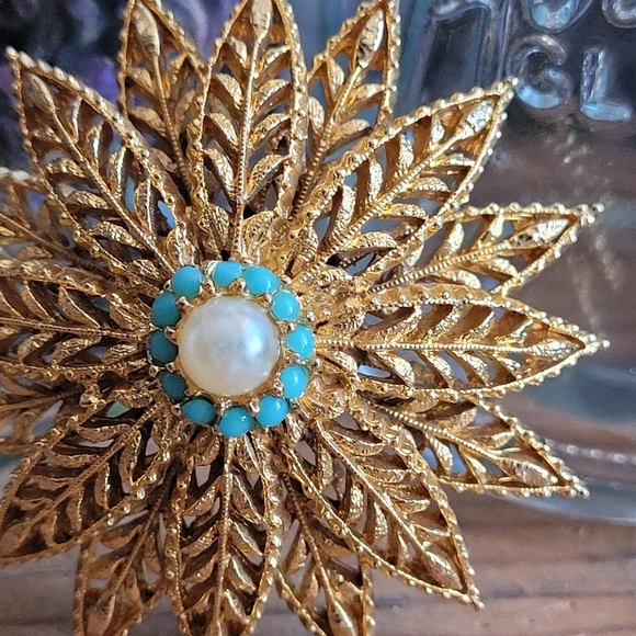 VTG Gold Toned Floral Brooch - Picture 5 of 6